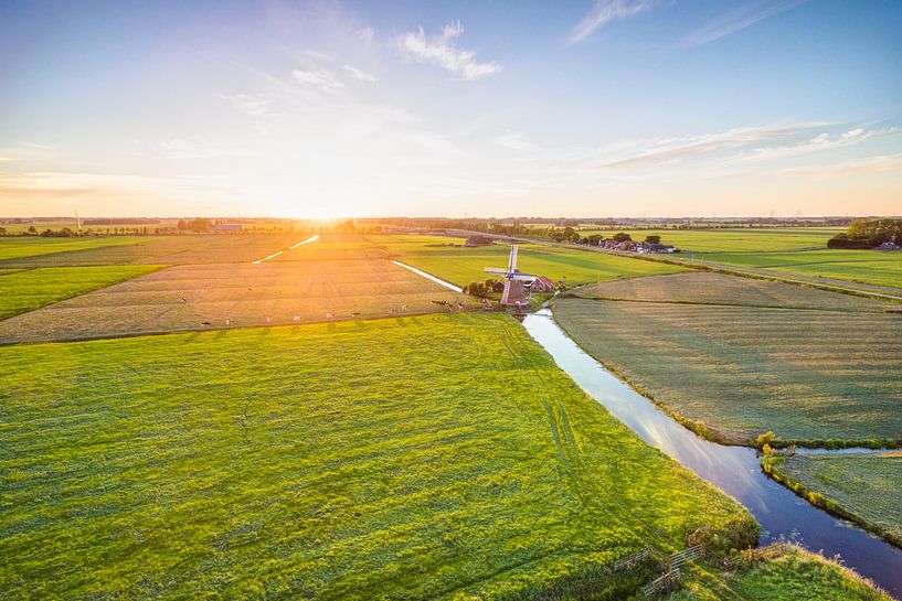 Poldermolen De Jonge Held tijdens Zonsondergang van Volt