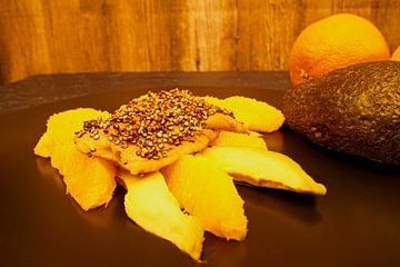 Avocado- und Orangensalat mit Seelachs auf einem Teller