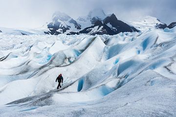 Wandelen over de ruige Perito Moreno gletsjer in Argentinië