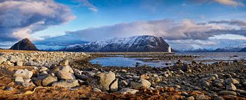 Panorama with a view of the Høgstein lighthouse by qtx