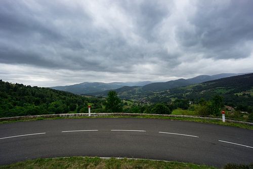 Frankrijk - Vruchtbaar groen landschap van de Vogezen met dorp