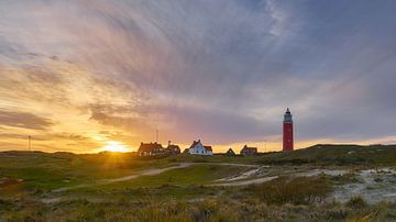 Zonsondergang bij de vuurtoren van Texel van Ad Jekel