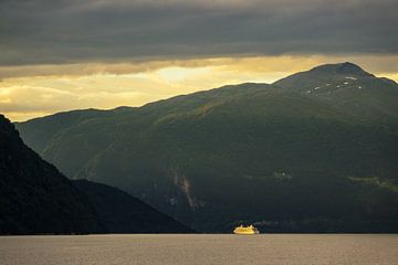 Blick auf den Storfjord in Norwegen am Abend von Rico Ködder