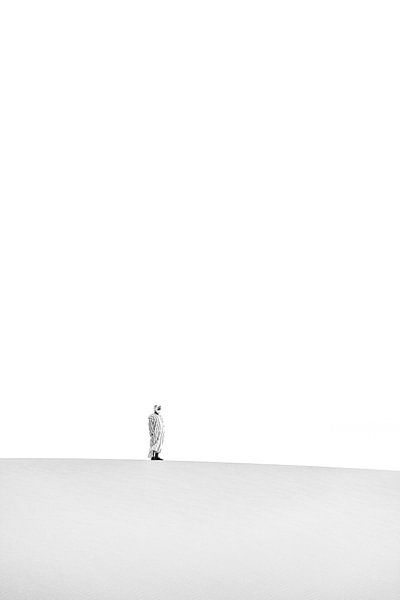 Man on a sand dune in the desert | Sahara by Photolovers reisfotografie
