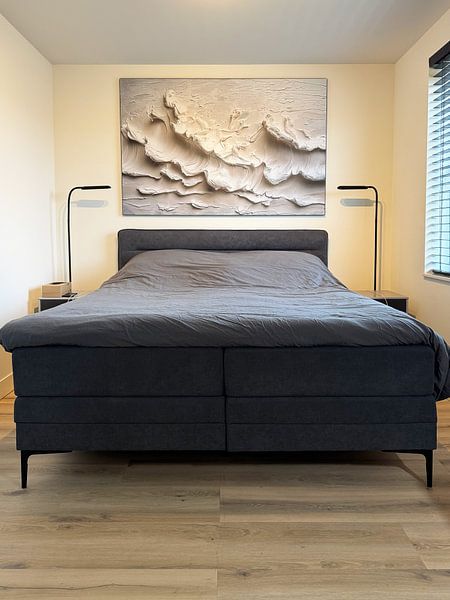 Klantfoto: Wit Schilderij | Langwerpig Schilderij | Groot Schilderij Woonkamer van AiArtLand, als ArtFrame