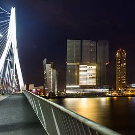 Crossing the bridge by night van Jeffrey Tukker