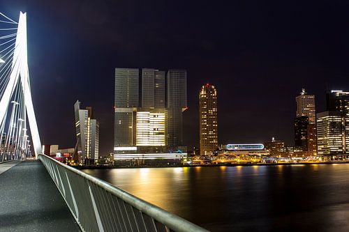 Crossing the bridge by night von Jeffrey Tukker