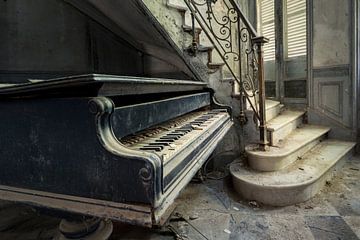 Klavier neben der Treppe