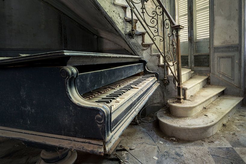 Piano à côté de l'escalier par Perry Wiertz