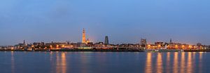 Antwerpen panorama in het blauwe uur van Dennis van de Water