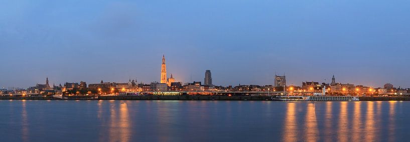 Antwerpen-Panorama in der blauen Stunde von Dennis van de Water