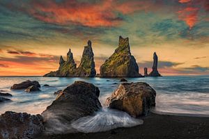 Die Klippen bei Vik in Island bei herrlichem Sonnenaufgang von Dieter Meyrl