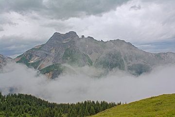 Berglandschaft mit Wolken in den französischen Alpen
