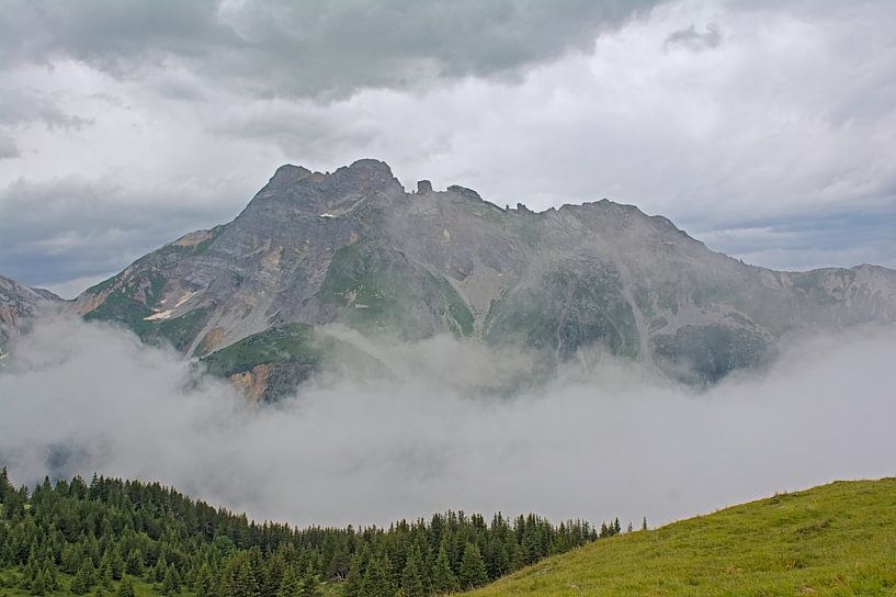 Berglandschap met wolken in de Franse Alpen van Kristof Lauwers