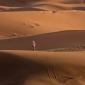 Kameeldrijver in de Sahara. van Koos SOHNS   (KoSoZu-Photography)