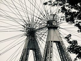 Acier & étampe ; Temps : détail de la grande roue de Vienne sur Judith van Wijk
