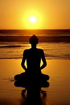 Mediteren bij zonsondergang op het strand van Eye on You