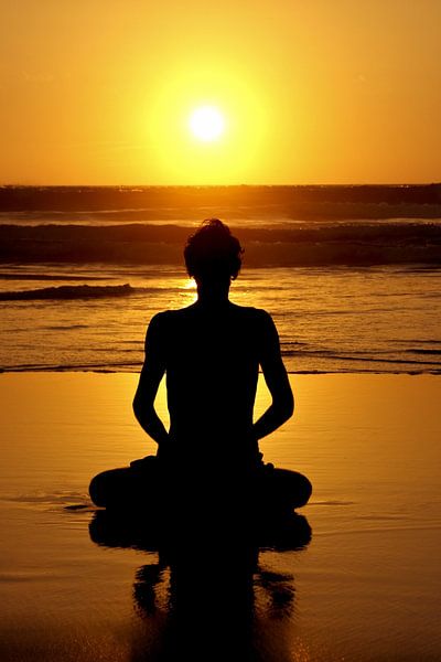 Méditation au coucher du soleil sur la plage par Eye on You