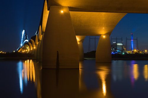 De Oversteek, Nijmegen, bij avond