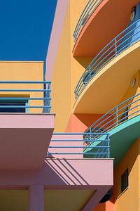 Kleurrijke gebouwen in Albufeira, van Truus Nijland