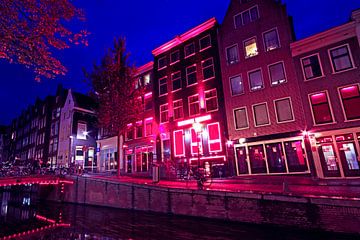 Red light district in Amsterdam bij nacht in  Nederland van Eye on You