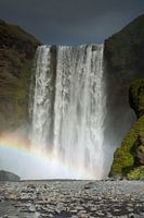 Waterval Skogafoss met regenboog op IJsland