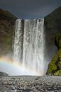 Waterval Skogafoss met regenboog op IJsland van Menno Schaefer thumbnail