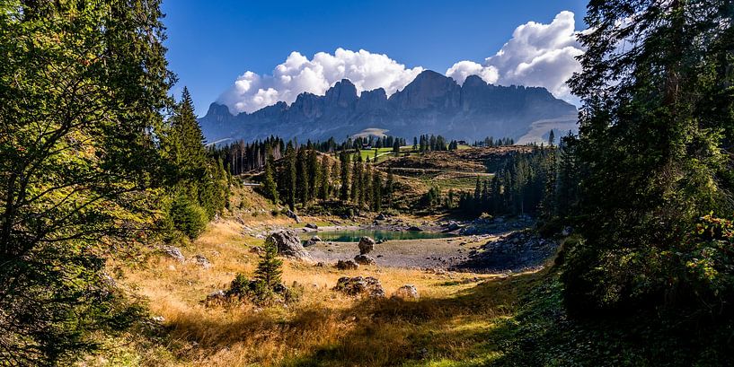 Le lac Carezza en pleine nature par Dafne Vos
