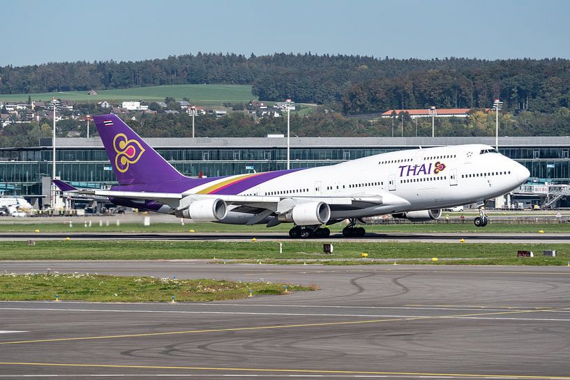 Eine Boeing 747-400 der Thai Airways hebt vom Flughafen Zürich zu einem Flug ins schöne und warme Th von Jaap van den Berg