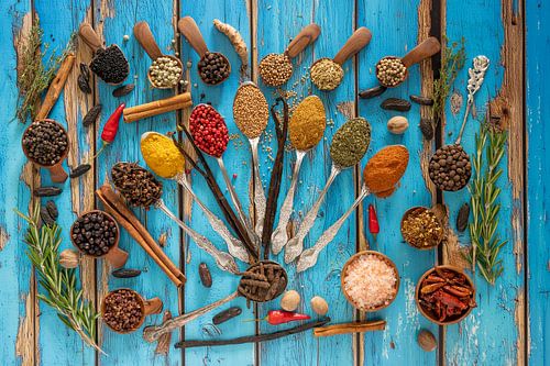 Een verscheidenheid aan kruiden op rustiek hout - Culinaire kunst II