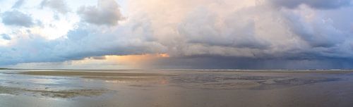 Nuages sur la plage de l'île de Texel dans la région de la mer des Wadden