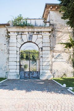 Steel entrance gate in Peschiera by Merel Naafs