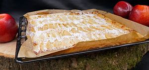 frisch gebackener schneller Buttermilchkuchen mit Apfelstückchen