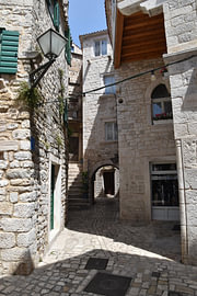 A narrow street in Trogir by Erik Buitenhuis