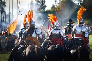Galoppierende Ritter zu Pferd auf dem mittelalterlichen niederländischen Schlachtfeld
