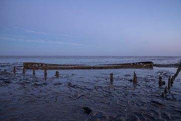 Scheepswrak bij zonsopkomst bij de Waddenzee van Gert Hilbink
