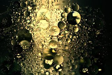 Glänzende Blasen auf dunklem Hintergrund. von Nelemonsi Photo Art