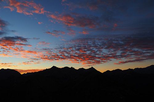 Dageraad in de Alpen - sfeervolle bergfotografie in het eerste licht van de dag.