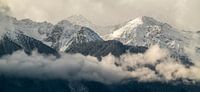 Magnifique paysage de montagne avec des nuages suspendus depuis le Canada