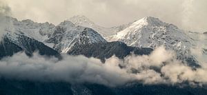 Schöne Berglandschaft mit hängenden Wolken aus Kanada von Jacqueline Heijt