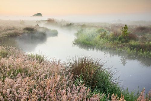 Een landschap van de Hunze of te wel de  Oostermoerschevaart, het water van rivier  de Hunze loopt noordwaarts water,