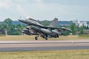 Atterrissage d'un F-16BM Fighting Falcon danois.