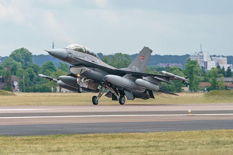 Landung einer dänischen F-16BM Fighting Falcon. von Jaap van den Berg