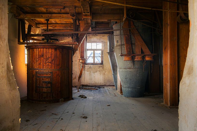 Historische Mühle mit Holzmechanik und Trichtern in verlassener Scheune von InfiniteArtLabs