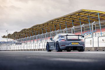 Porsche Cayman GT4RS het circuit van Assen - Autovisie Supertest 2022 van Martijn Bravenboer