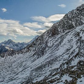 Refuge de montagne dans la neige avec vue panoramique sur les Alpes et les Dolomites sur Sean Vos