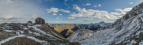 Berghut in de sneeuw met panoramisch uitzicht over Alpen en Dolomieten