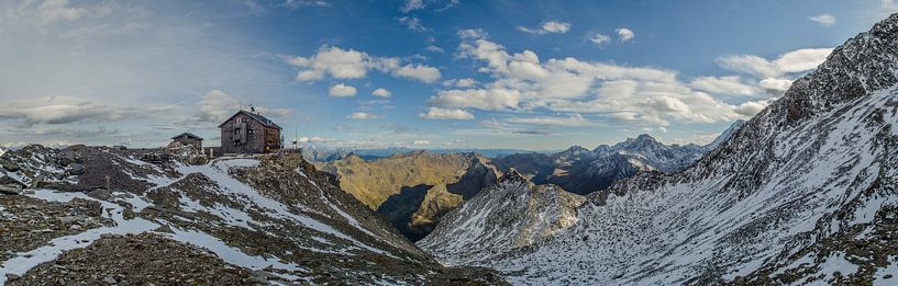 Berghut in de sneeuw met panoramisch uitzicht over Alpen en Dolomieten van Sean Vos