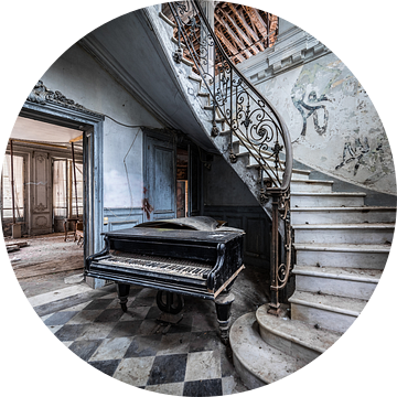 Piano bij trap van Inge van den Brande
