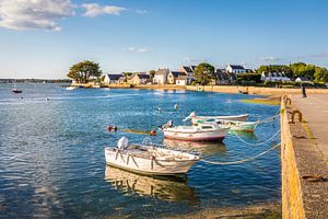 Kleine Boote an der Hafenmole von Saint-Cado, Bretagne